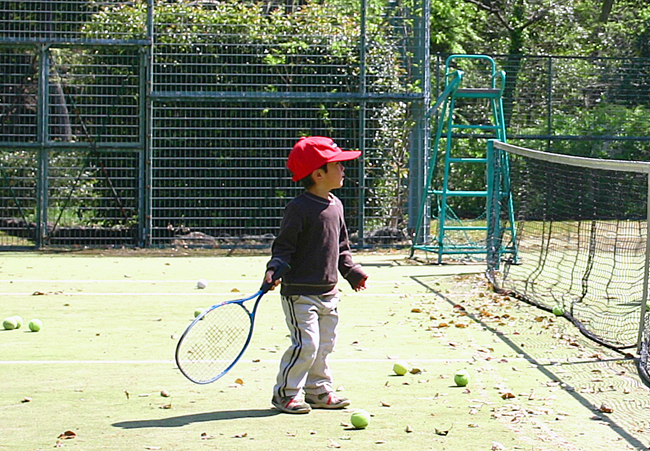 テニスを始める子供